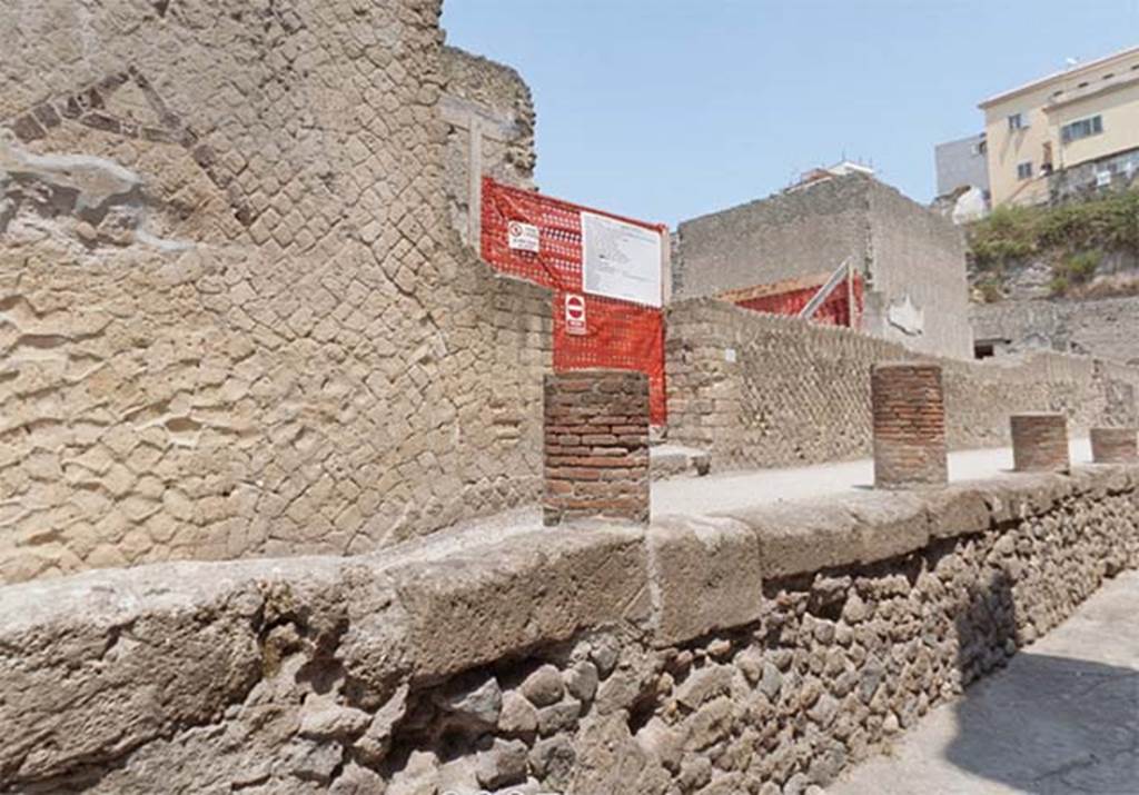 VI.11 Herculaneum. September 2004. Rear entrance doorway, leading to a vestibule.
Other photos for this house can be seen at VI.13.